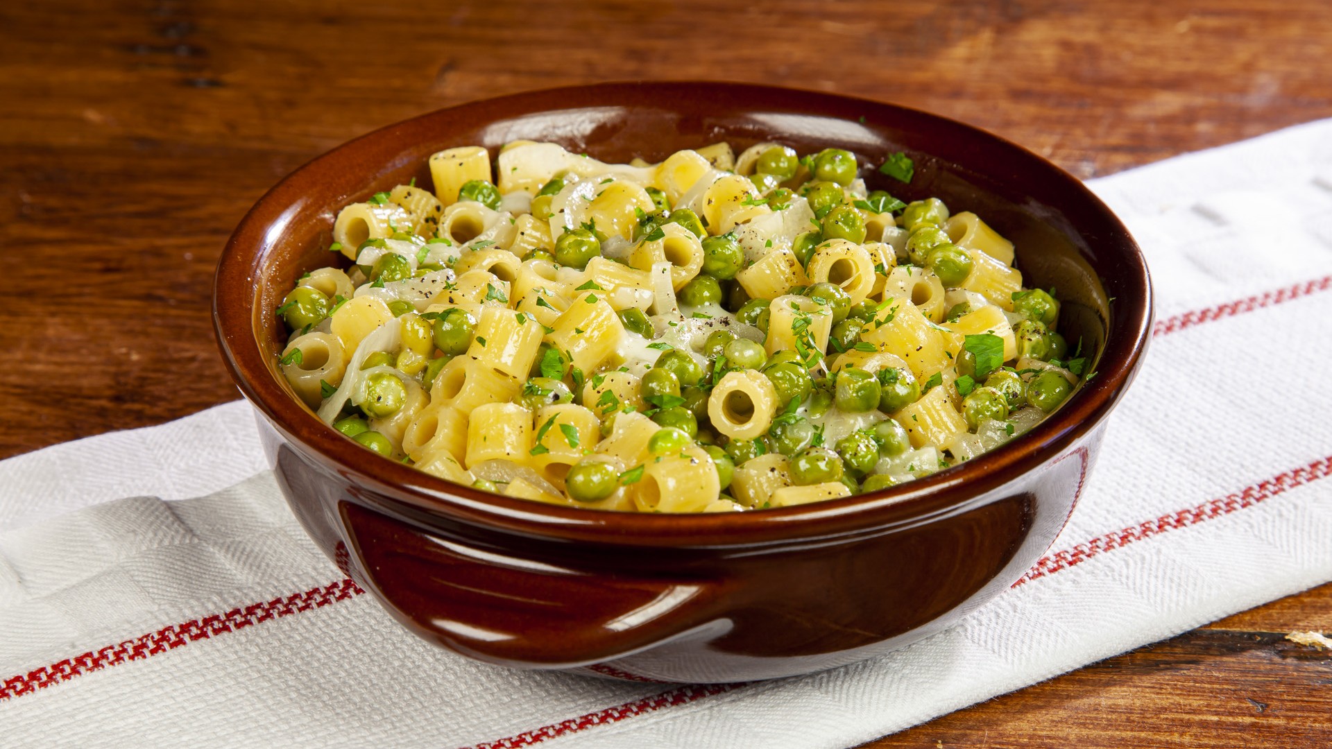 Pasta e piselli con la provola