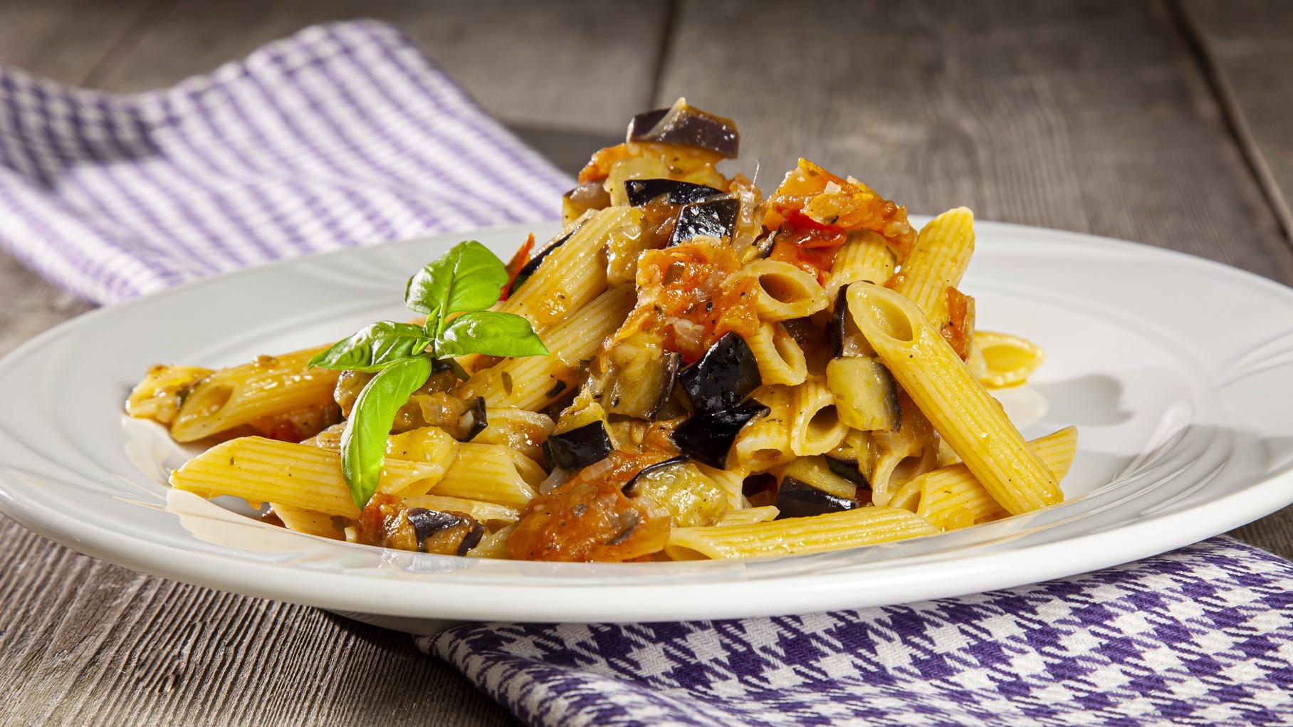 Penne con acciughe e melanzane