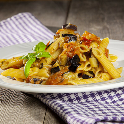 Penne con acciughe e melanzane