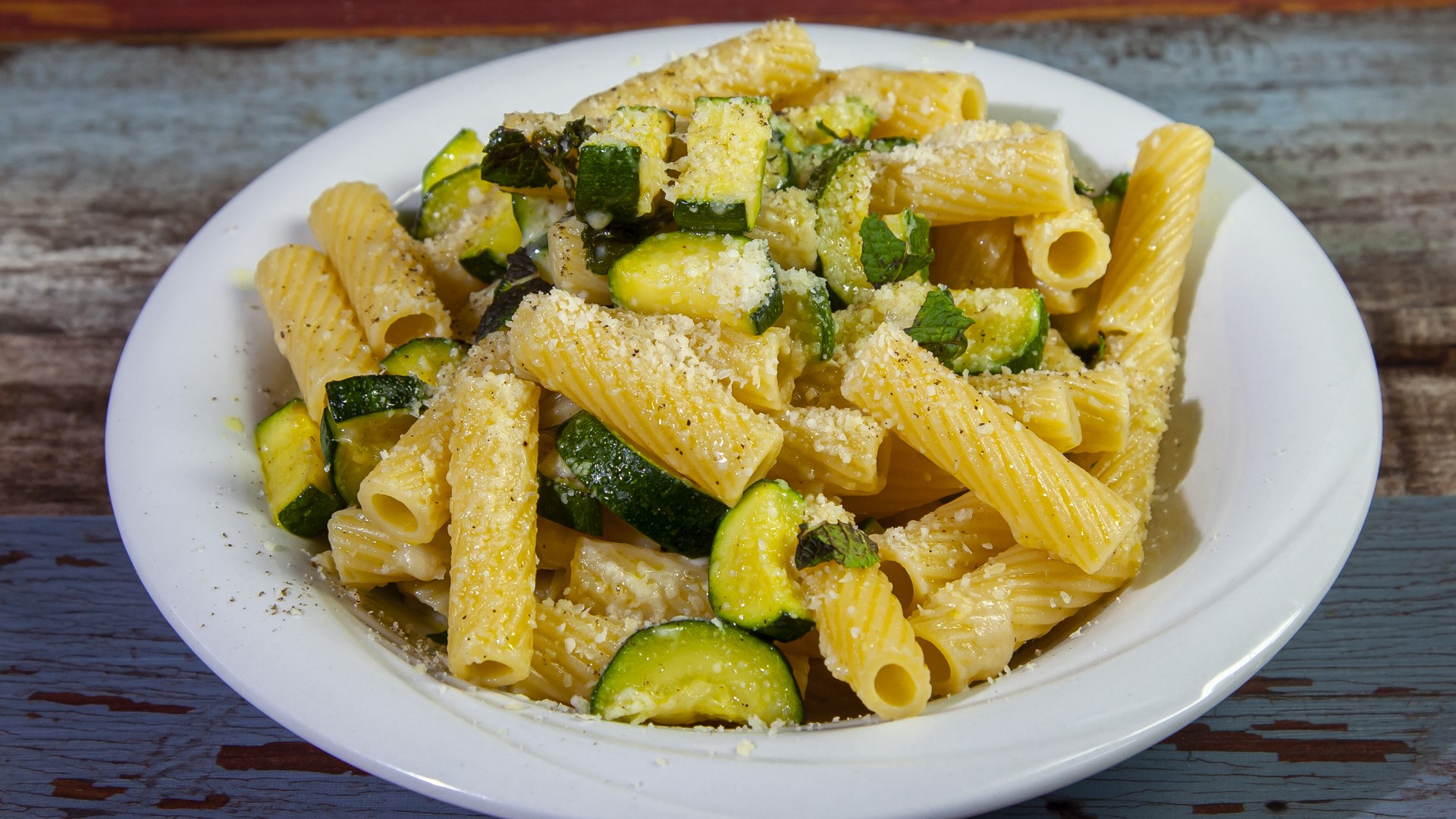 Pasta zucchine menta e pecorino