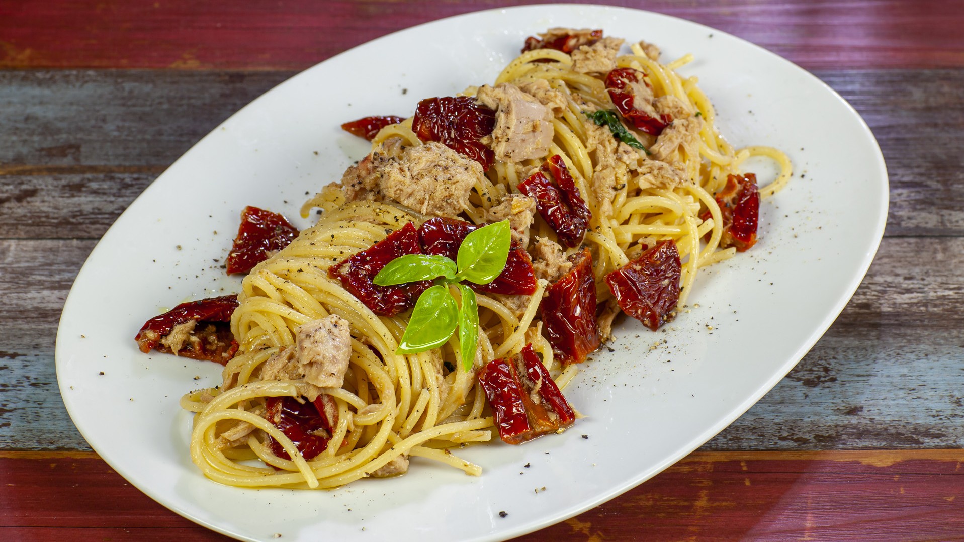 Spaghetti tonno e pomodori secchi