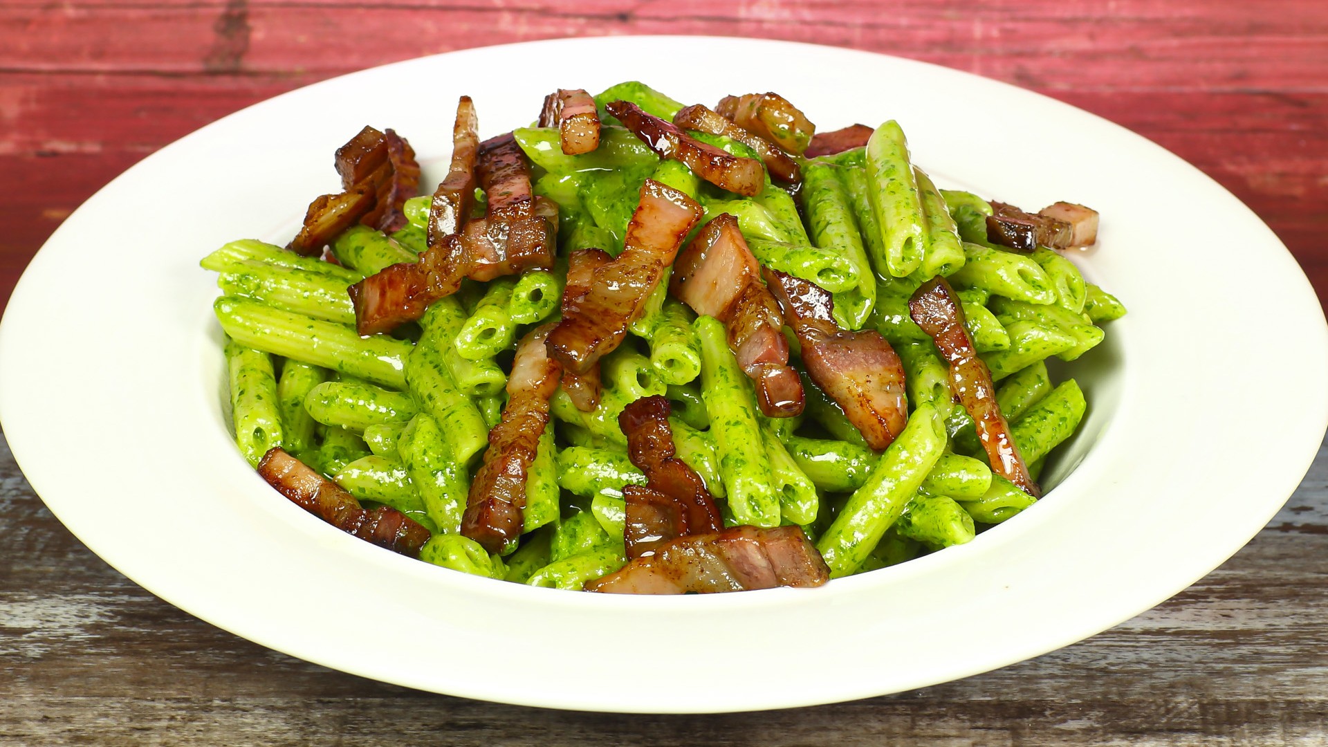 Pennette al pesto di rucola e pancetta