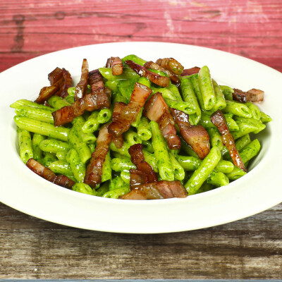Pennette al pesto di rucola e pancetta