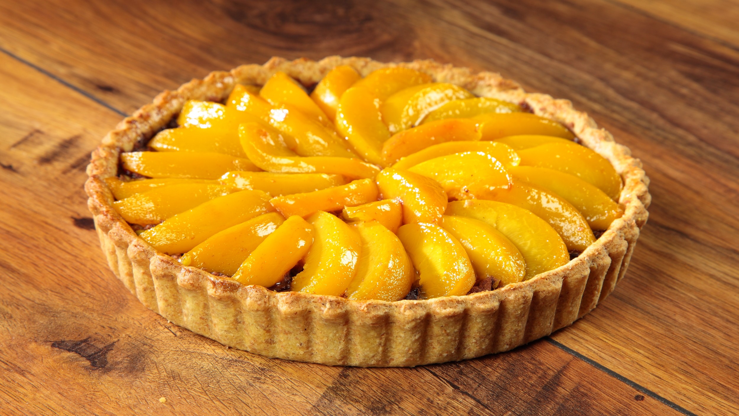 Crostata frutti di bosco pistacchi biscotti e pesche