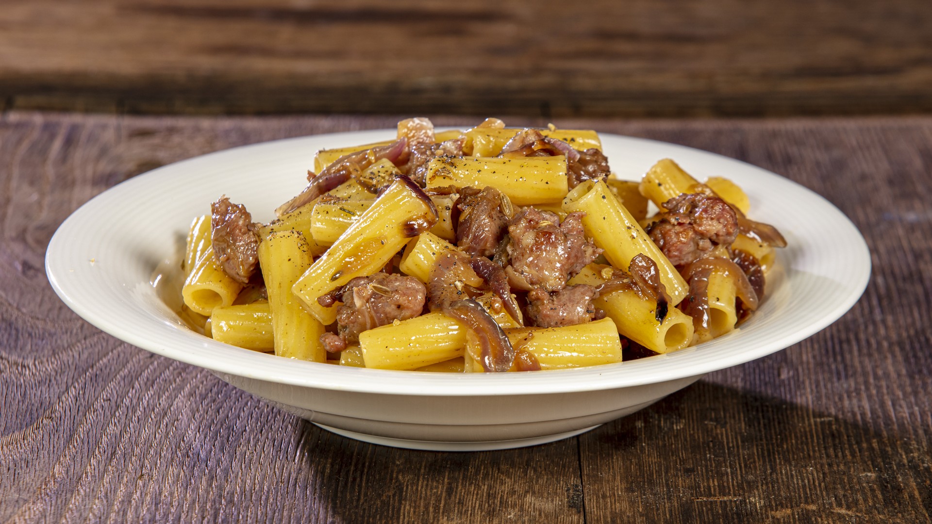 Pasta cipolle rosse e salsiccia