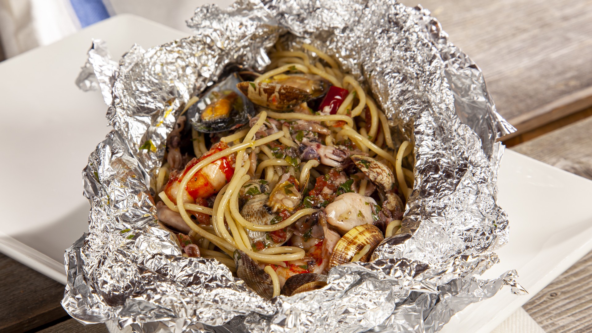 Spaghetti al cartoccio con frutti di mare