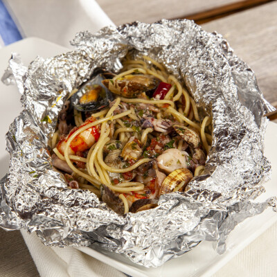 Spaghetti al cartoccio con frutti di mare